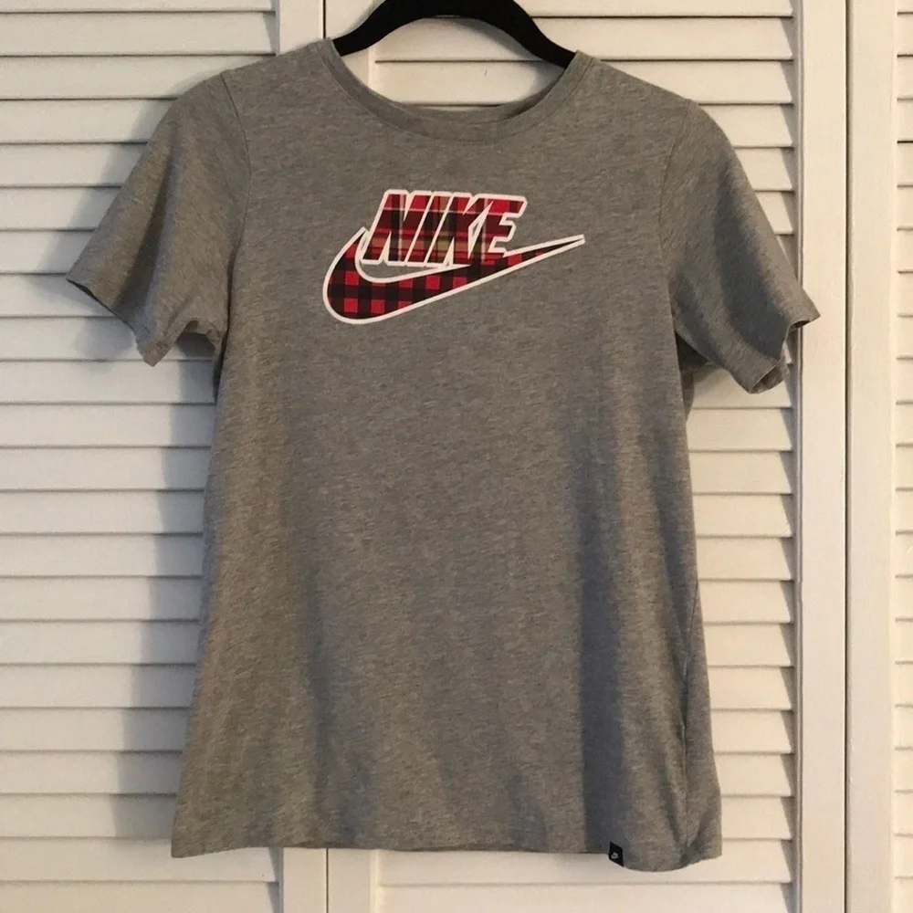 Price is firm NIKE Boys’ Buffalo Plaid Swoosh Graphic Tee Size Medium